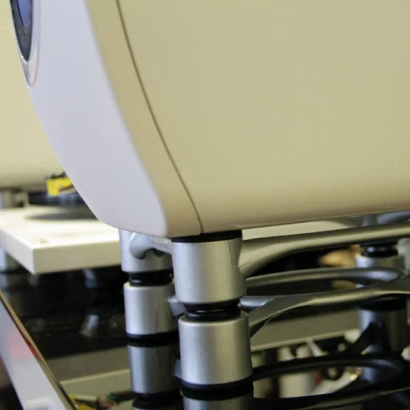 IsoAcoustics Aperta — supporto argento sotto un diffusore