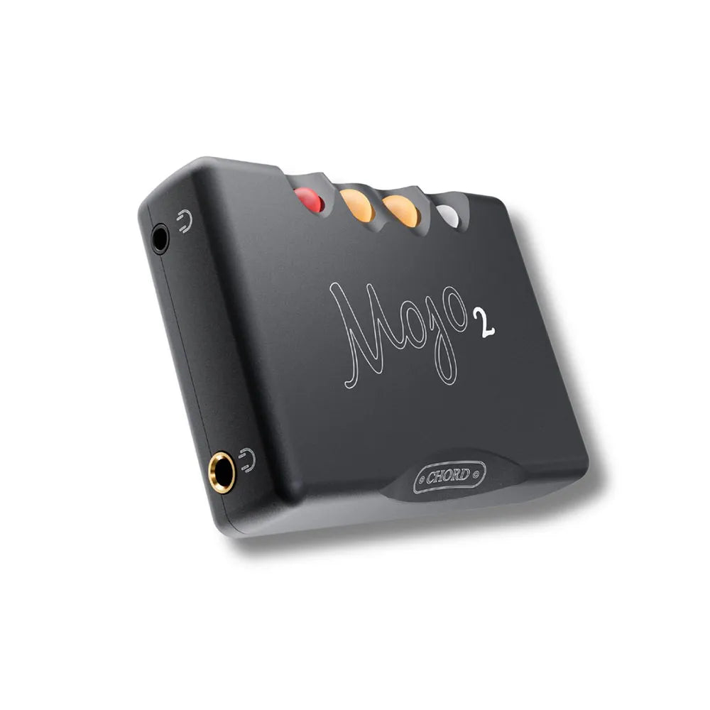 Chord Mojo 2 — vista di tre quarti con le uscite cuffia
