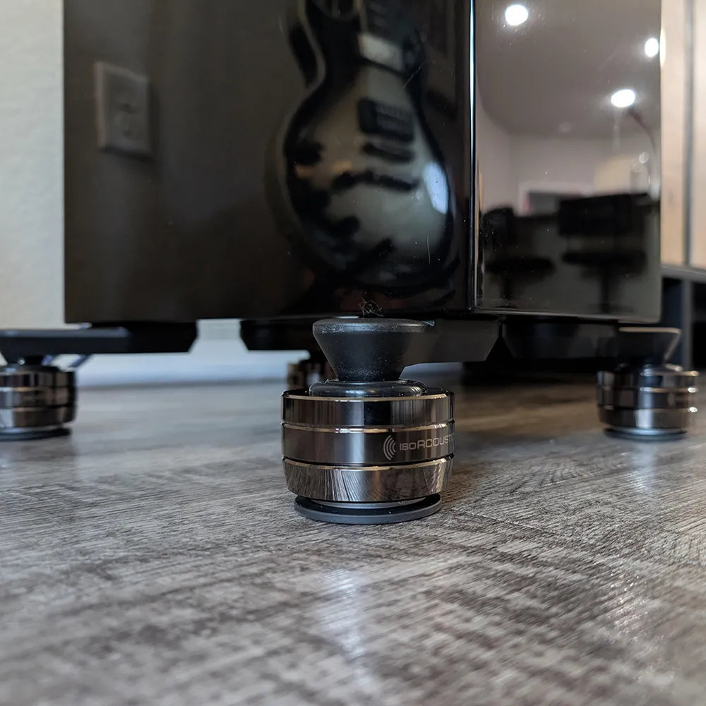 IsoAcoustics Gaia Neo — piedini montati sotto un diffusore da pavimento