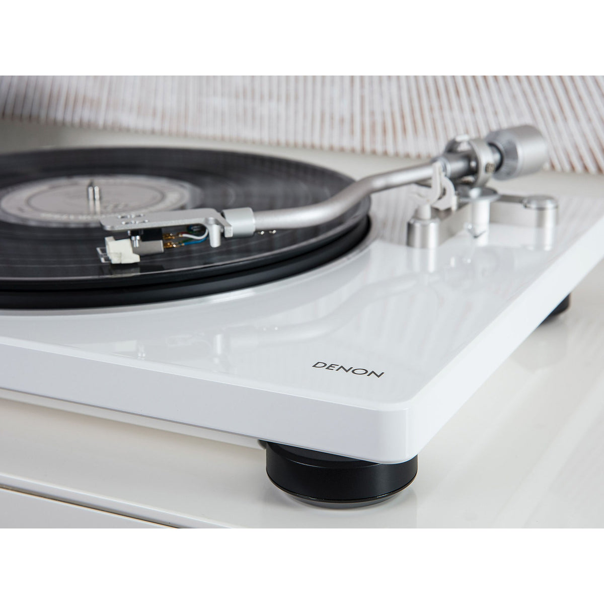 Denon DP-400 — foto ambientata finitura bianca