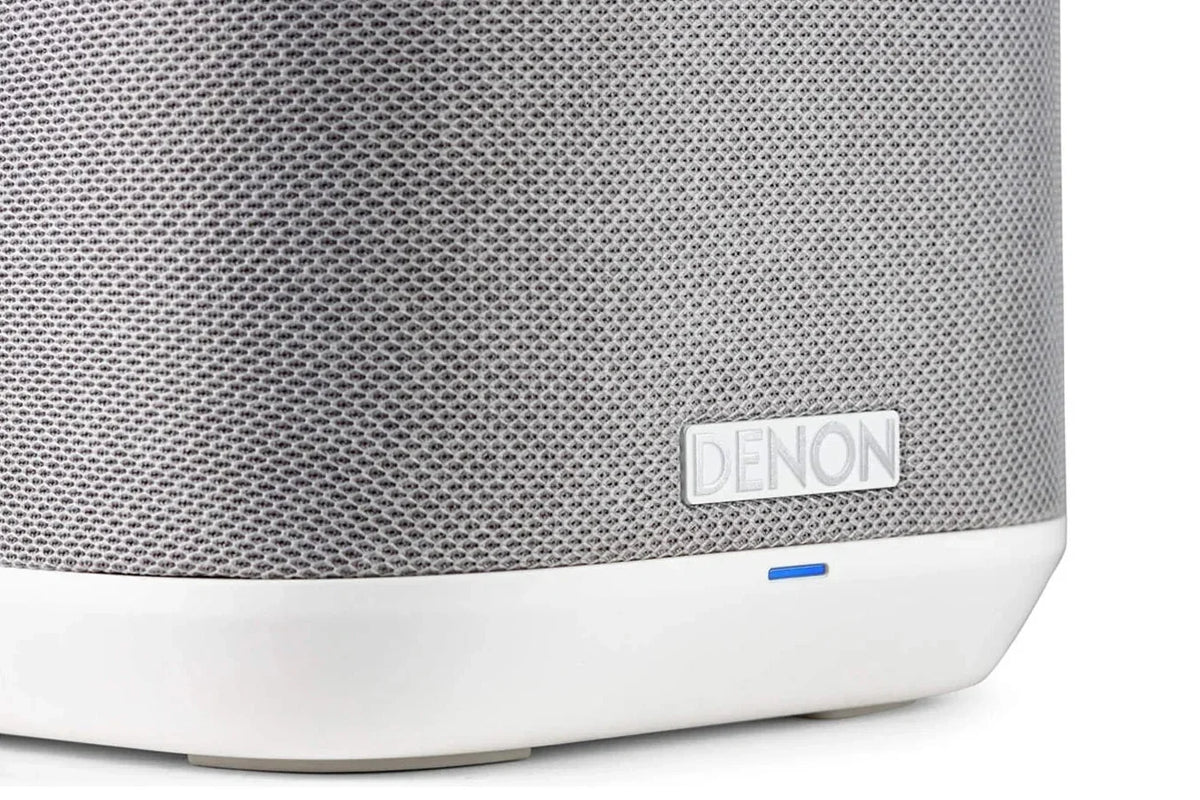 Denon Home 150 — dettaglio logo frontale subianco