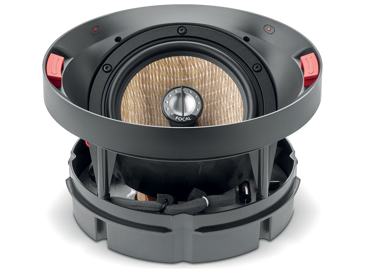 Focal 300 ICA6, vista di tre quarti, con accessorio di montaggio