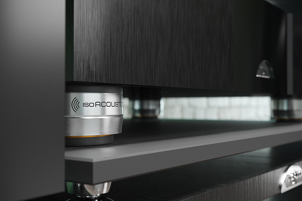 IsoAcoustics Orea — isolatore sotto un apparecchio, ambientata