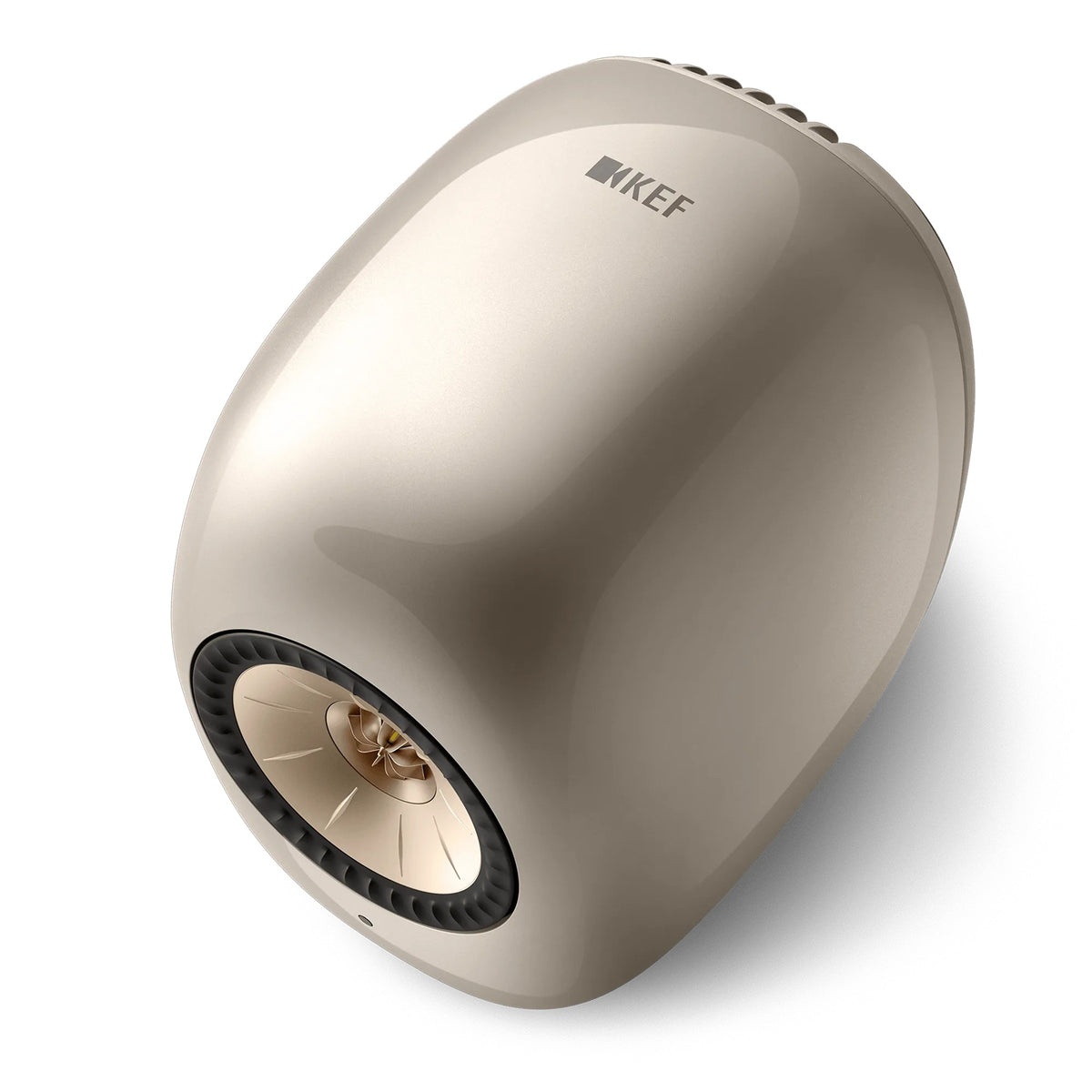 KEF LS LUXE, finitura Dusk Titanium, un diffusore visto di tre quarti dall'alto