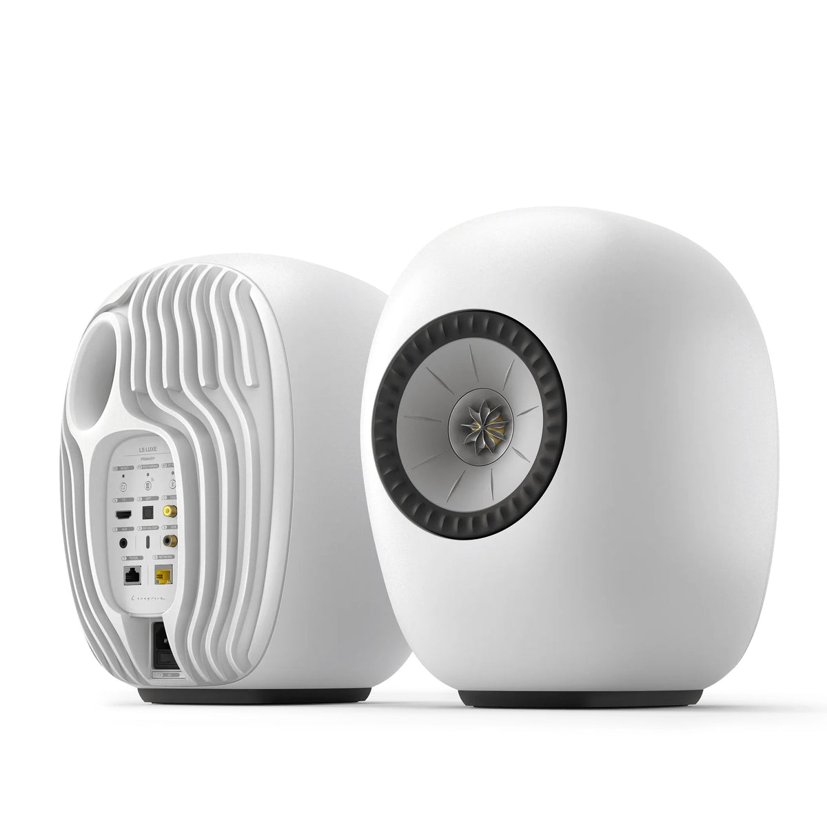 KEF LS LUXE, finitura Mineral White, la coppia vista di fronte e da dietro