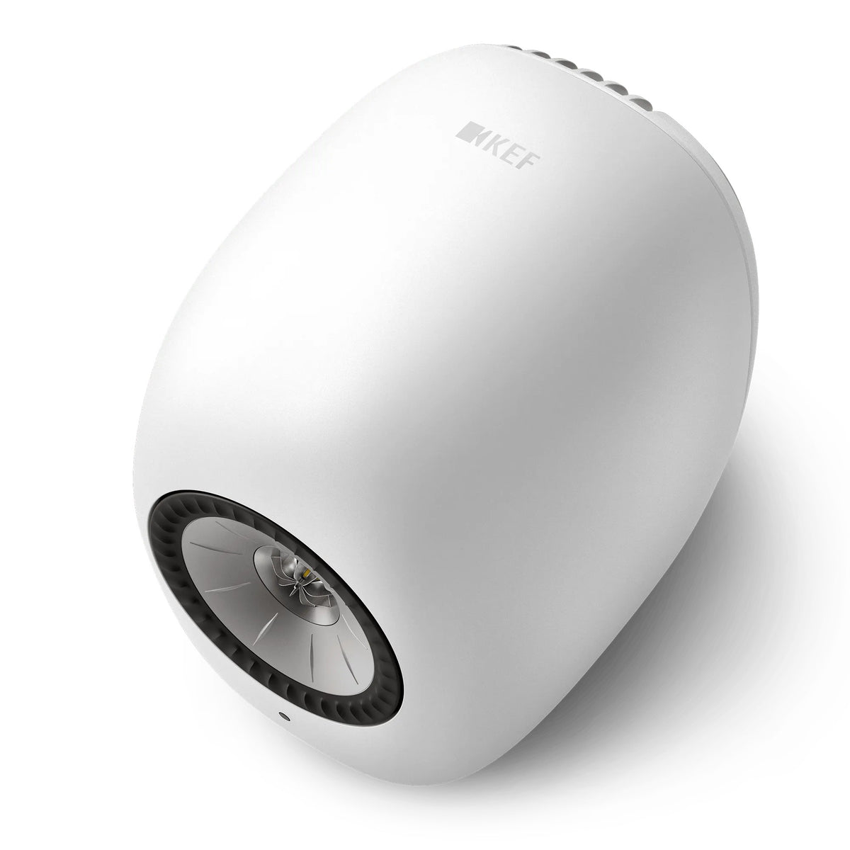 KEF LS LUXE, finitura Mineral White, un diffusore visto di tre quarti dall'alto