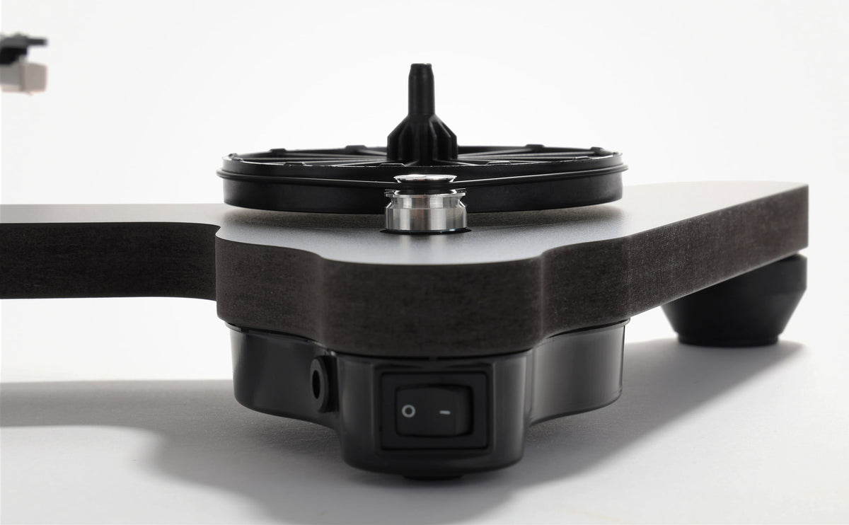 Rega Replay, vista posteriore con interruttore