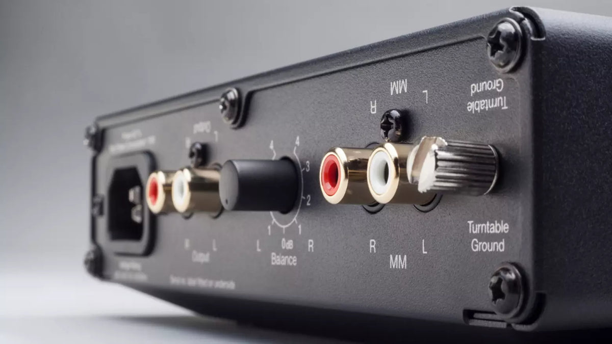 Cambridge Audio Alva Solo — dettaglio del retro con ingresso MM e morsetto di massa