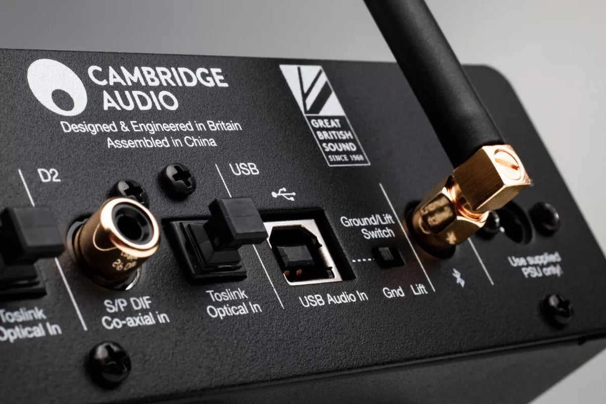 Cambridge Audio DacMagic 200M — dettaglio degli ingressi coassiale, ottico e USB sul retro