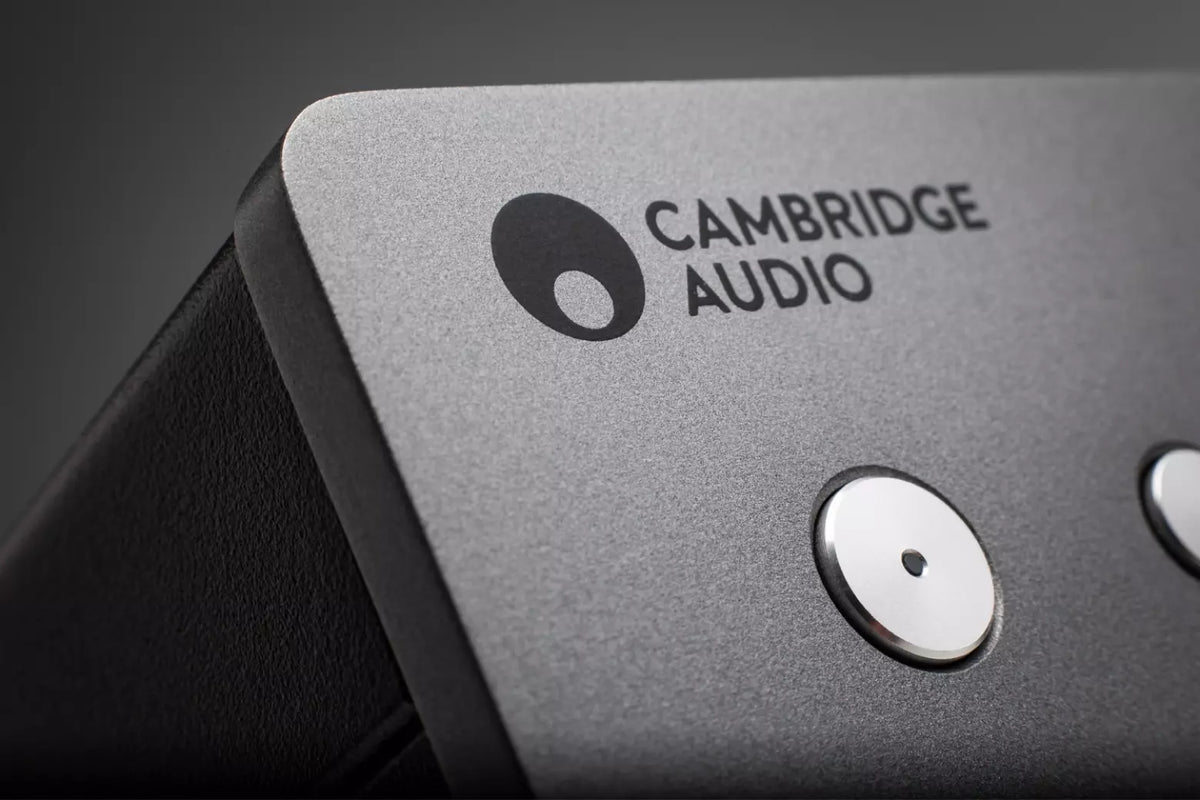 Cambridge Audio DacMagic 200M — dettaglio del logo e dei tasti sul frontale